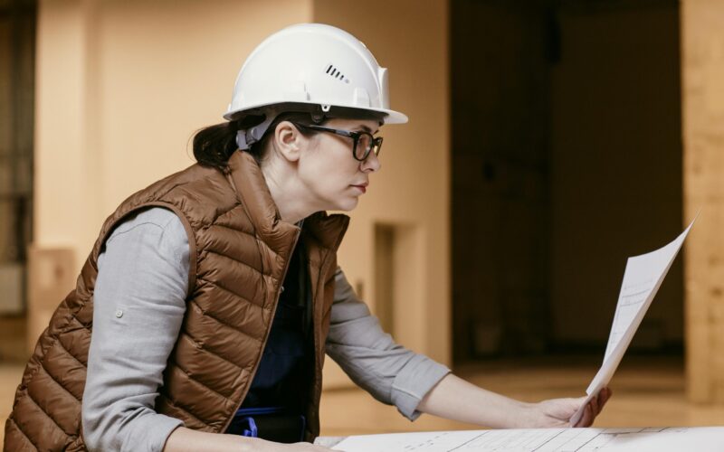 mujer-arquitecto-de-tiro-medio-en-el-interior